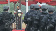 Panglima TNI Jenderal TNI Moeldoko mempimpin upacara saat peresmian Komando Operasi Khusus Gabungan TNI (Koopssusgab) di Monas, Jakarta, Selasa (9/8/2015). TNI memiliki Satuan Koopssusgab sebagai pasukan khusus anti teror. (Liputan6.com/Herman Zakharia)