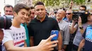 Fans berselfie dengan legenda sepak bola Brasil Ronaldo setelah konferensi pers di Valladolid, Spanyol, (3/9). Alasan Ronaldo membeli saham mayortas Valladolid untuk membangkitkan kembali klub yang sempat terdegradasi tersebut. (AFP Photo/Cesar Manso)