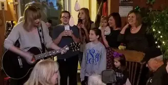 Penyanyi pop terkenal Taylor Swift bertemu dengan penggemarnya, Cyrus Porter di hari Natal, dan menghibur Porter dan keluarganya dengan menyanyikan singlenya dalam versi akustik. (doc.aceshowbiz.com)