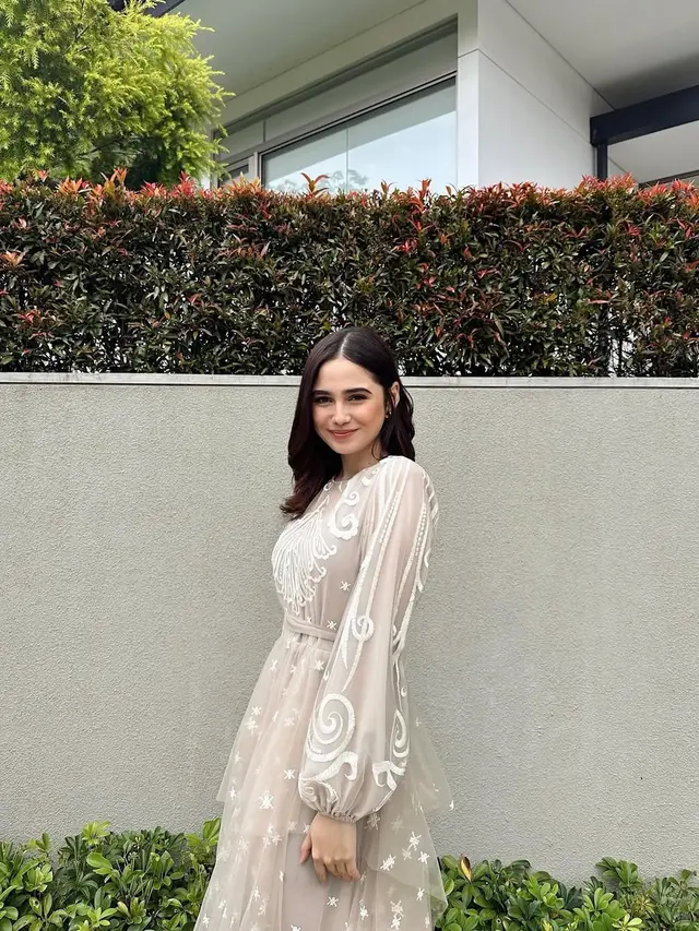 Model Baju Brokat ala Syifa Hadju