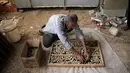 Seorang pria menyusun telur burung puyuh di sebuah peternakan di Kota Khan Younis di Jalur Gaza selatan (5/11/2020). Meningkatnya permintaan daging burung puyuh berkat harganya yang murah membantu mendongkrak penjualan unggas itu di Jalur Gaza selama pandemi COVID-19. (Xinhua/Rizek Abdeljawad)