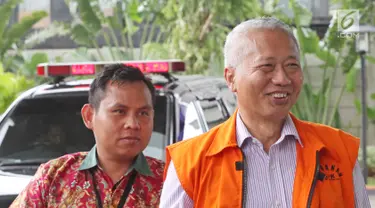 Tersangka mantan Direktur Jenderal Perhubungan Laut (Dirjen Hubla) Kementerian Perhubungan, Antonius Tonny Budiono saat tiba di Gedung KPK di Jakarta, Jumat (26/1). (Liputan6.com/Herman Zakharia)