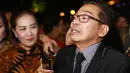 Tak sedikit komentar yang masuk, ketika Jarwo Kwat mengunggah foto bersama dua putri cantiknya itu. Ia juga menuliskan caption, “resepsi Bobby&Kahiyang #mydaughters #solo “. (Adrian Putra/Bintang.com)