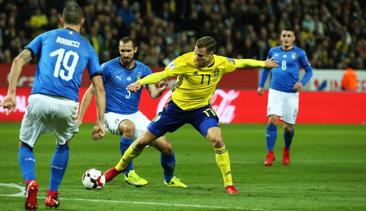 Striker Swedia, John Guidetti, berusaha melewati bek Italia, Georgio Chiellini, Georgio Chiellini, pada laga Kualifikasi Piala Dunia 2018 di Stadion Friends Arena, Solna, Jumat (10/11/2017). Swedia menang 1-0 atas Italia. (AFP/Soren Anderson)