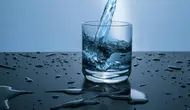Ilustrasi air mineral yang lebih sehat daripada minuman berkafein (sumber foto: pexels.com/Pixabay)