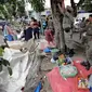 Satpol PP bersama Sudinhub menertibkan pedagang kaki lima dan parkir liar kendaraan bermotor di Pasar Tanah Abang, Jakarta, Kamis (4/5). Penertiban dilakukan agar mengurai kemacetan. (Liputan6.com/Johan Tallo)