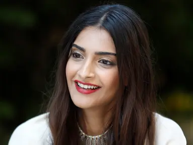Artis asal India, Sonam Kapoor saat melakukan wawancara di Yerusalem 29 Mei 2016. Sonam Kapoor adalah seorang artis India yang tampil dalam film-film Bollywood dengan bayaran tertinggi. (REUTERS / Baz Ratner)