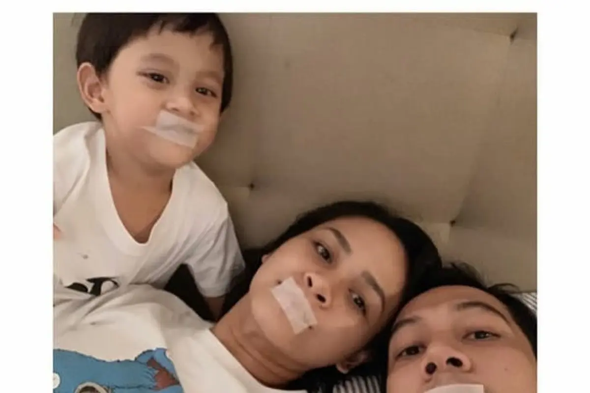 Andien beserta suami dan anak