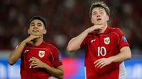 Marselino Ferdinan dan Ole Romeny merayakan gol pada laga Indonesia vs Bahrain di Kualifikasi Piala Dunia 2026 (c) Bagaskara Lazuardi