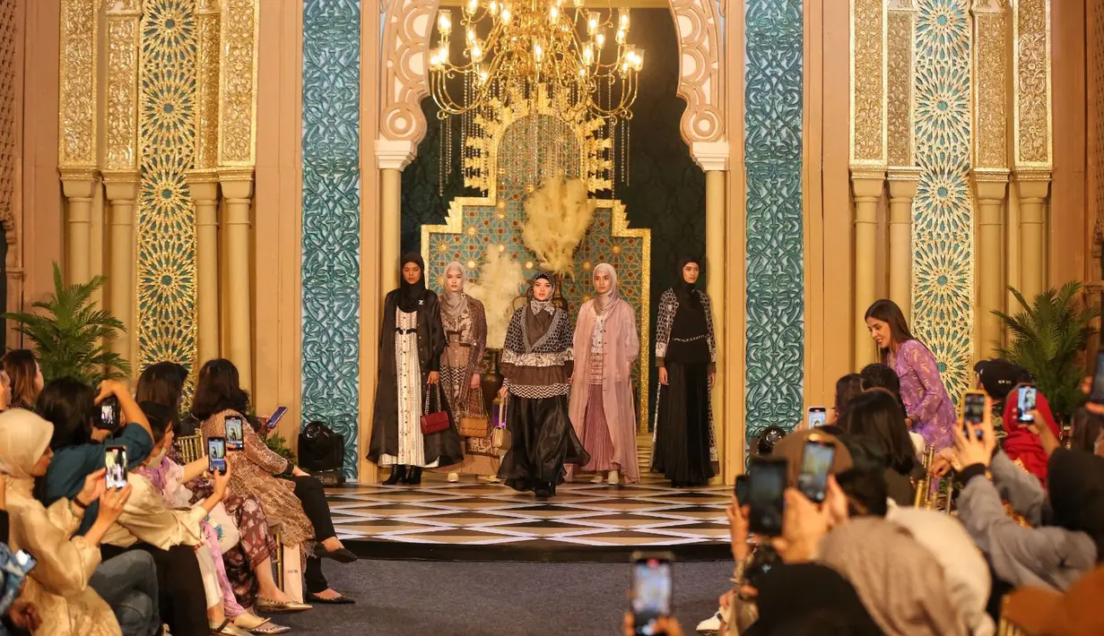 Koleksi Alayya didominasi warna bold dengan motif geometris khas Timur Tengah. [Foto: Adrian Utama P].