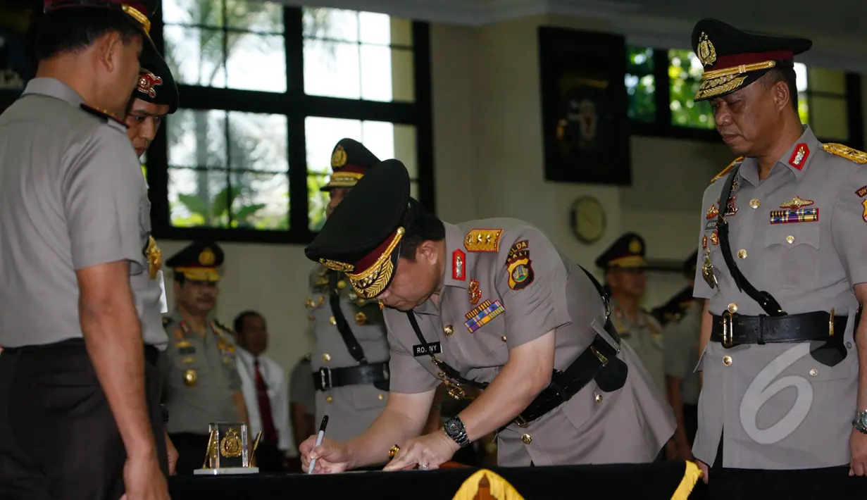 Irjen Pol Ronny Frangky Sompie (kiri) menandatangani surat penugasan saat upacara Sertijab di Mabes Polri, Selasa (17/3/2015). Irjen Pol Ronny Frangky Sompie menggantikan Irjen Pol Julius Benny Mokalu sebagai Kapolda Bali. (Liputan6.com/Johan Tallo) 