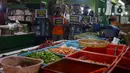 Petugas pengelola pasar melakukan kampanye dengan membawa poster kepada pedagang di Pasar Jatinegara, Jakarta, Kamis (11/6/2020). Kampanye ini sebagai bentuk kepedulian terhadap pedagang dan pembeli pasar untuk saling mengingatkan guna menekan penyebaran Corona COVID-19. (merdeka.com/Imam Buhori)