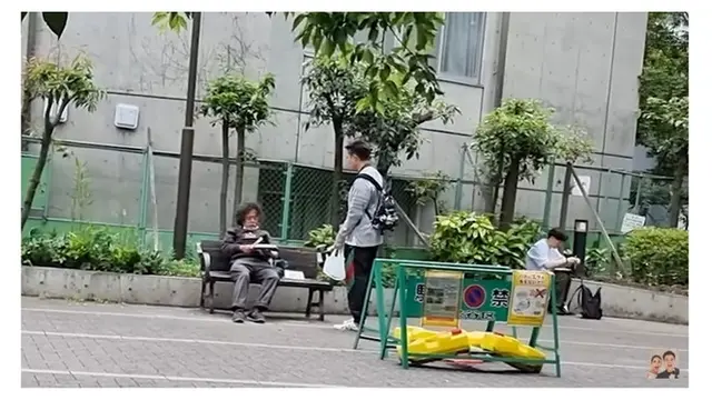 7 Potret Baim Wong Bagi-Bagi Makanan di Jepang, Curi Perhatian