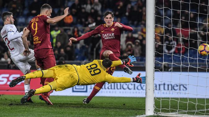 Gelandang AS Roma Nicolo Zaniolo (kanan) mencetak gol ke gawang FC Porto saat bertanding pada babak 16 besar Liga Champions di Stadion Olimpico, Roma, Italia, Selasa (12/2). Nicolo berhasil mencetak dua gol. (Tiziana FABI/AFP)