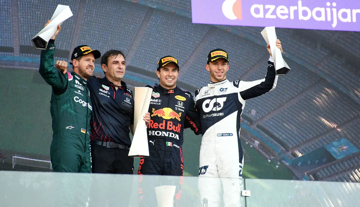 Sergio Perez, Pembalap Red Bull Racing, berhasil menyabet gelar juara pertama yang diikuti oleh Sebastian Vettel, Pierre Gasly, dan Charles Leclerc pada F1 GP Azerbaijan yang dihelat di Baku Street Circuit, Minggu (6/6/2021) malam WIB. (Foto: AFP/Ozan Kose)