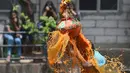 Pemuda India berhasil memecahkan kendi berisi semacam susu saat membentuk piramida manusia dalam perayaan Festival Janmashtami di Mumbai, Senin (3/9). Festival merayakan lahirnya Dewa Krishna itu digelar di seluruh penjuru India. (INDRANIL MUKHERJEE/AFP)