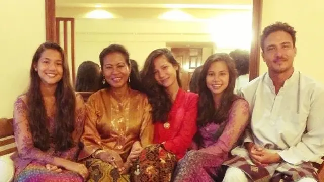 Jarang Tersorot, Ini 6 Potret Latiffa Suhdi Ibunda Hamish Daud