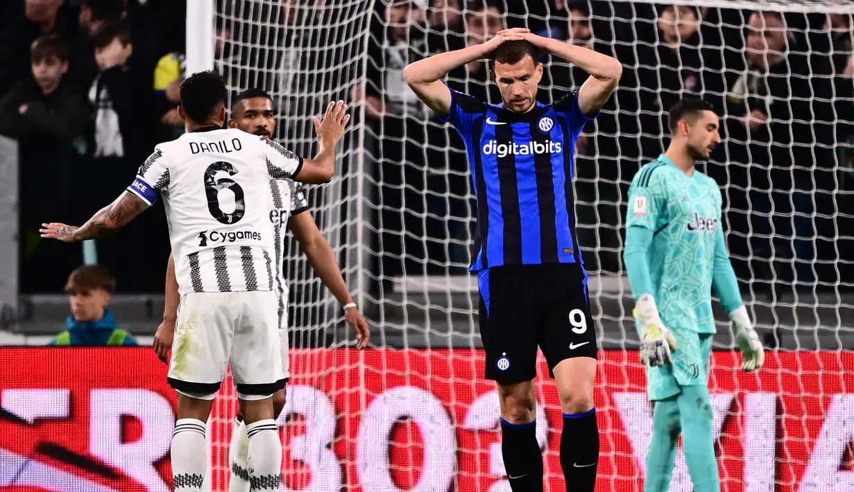 Reaksi kecewa striker Inter Milan, Edin Dzeko setelah gagal memanfaatkan peluang di depan gawang Juventus pada laga leg pertama semifinal Coppa Italia 2022/2023 di Allianz Stadium, Turin, Rabu (5/4/2023) dini hari WIB. (AFP/Marco Bertorello)