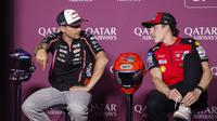 Jorge Martin (kiri) bersama Marc Marquez pada sesi konferensi pers. (Karim JAAFAR / AFP)