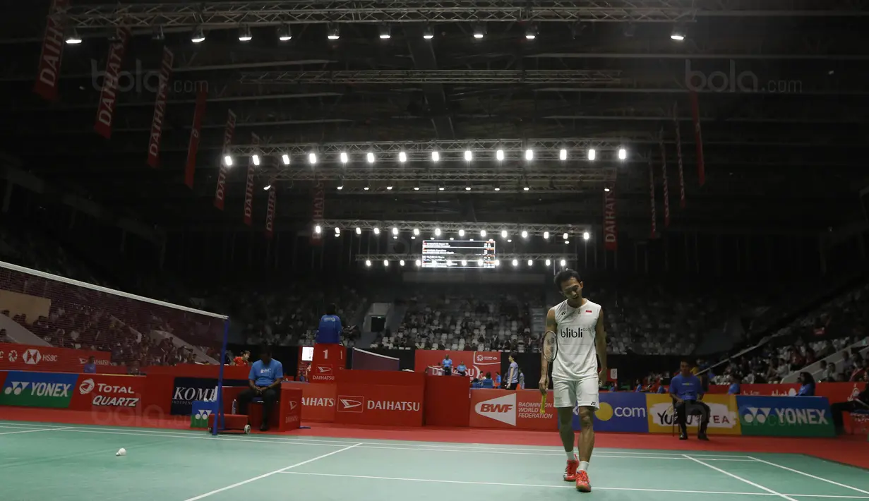 Tunggal putera Indonesia, Ihsan Maulana Mustofa, tertunduk lesu usai ditaklukkan wakil Denmark, Rasmus Gemke, pada laga Indonesia Masters 2018 di Istora Senayan, Rabu (24/1/2018). Ihsan takluk 21-17, 21-23, 16-21. (Bola.com/M Iqbal Ichsan)