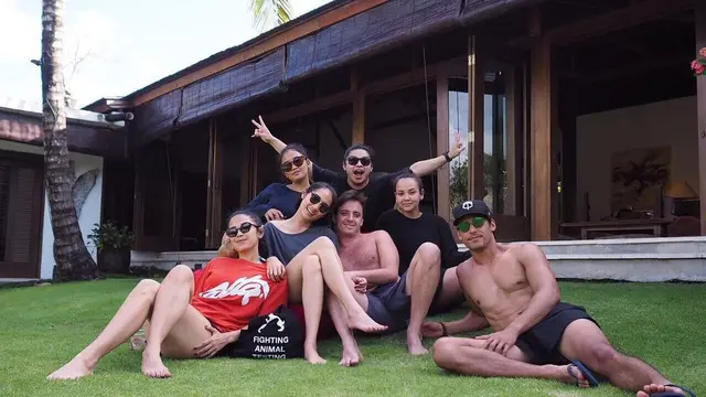 Momen Kemesraan Niken Anjani dan Pacar Bulenya yang Selalu Romantis Abis