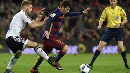 Lionel Messi dibayangi pemain Valencia, Shkodran Mustafi (kiri) pada leg pertama semifinal  Copa del Rey (King's Cup) di Stadion Camp Nou, Barcelona, Kamis (4/2/2016) dini hari WIB. (AFP/Lluis Gene)