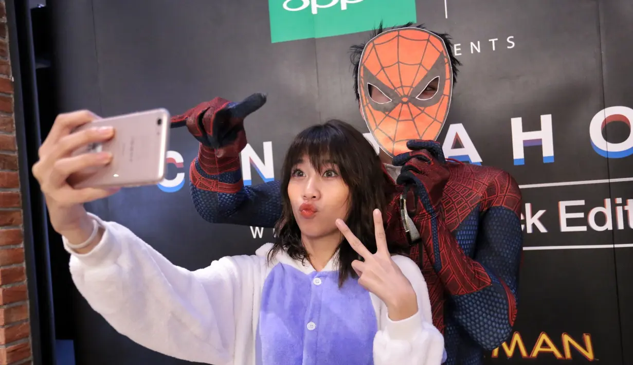 "Udah lihat filmnya, ada satu twist yang ehh banget," kata Gigi. "Mau bilang amazing, tapi itu kan brand sebelumnya, jadi pakai kata nice, cool aja," tukas Yudhistira. (Adrian Putra/Bintang.com)