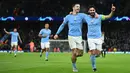 <p>Pemain Manchester City, Ilkay Gundogan melakukan selebrasi bersama rekannya, Kevin De Bruyne setelah mencetak gol keempat timnya ke gawang RB Leipzig pada laga leg kedua 16 Besar Liga Champions 2022/2023 di Etihad Stadium, Manchester, Rabu (15/03/2023). The Cityzens berhasil melaju ke babak perempat final setelah berhasil menang dengan skor 7-0. (AFP/Oli Scarff)</p>