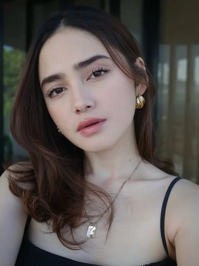 Syifa Hadju tampil dengan wajah flawless saat liburan ke Bali. [@syifahadju]