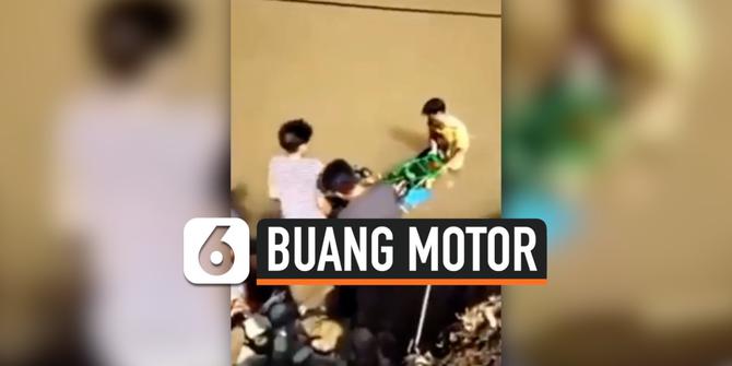 VIDEO: Biar Jera, Polisi Buang Motor Pelaku Balap Liar ke Kali