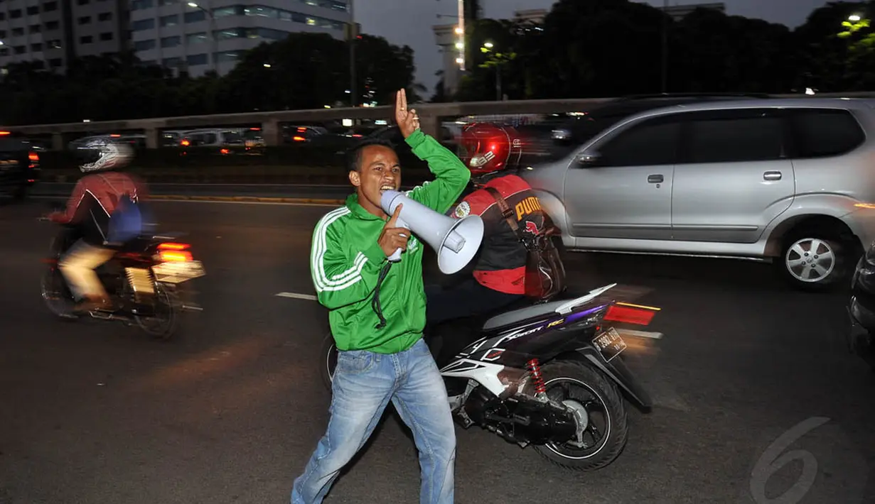 Usai dibubarkan, seorang pendemo berjanji akan kembali lagi berunjuk rasa esok hari menolak pilkada tidak langsung, Jakarta, (23/9/14). (Liputan6.com/Miftahul Hayat)