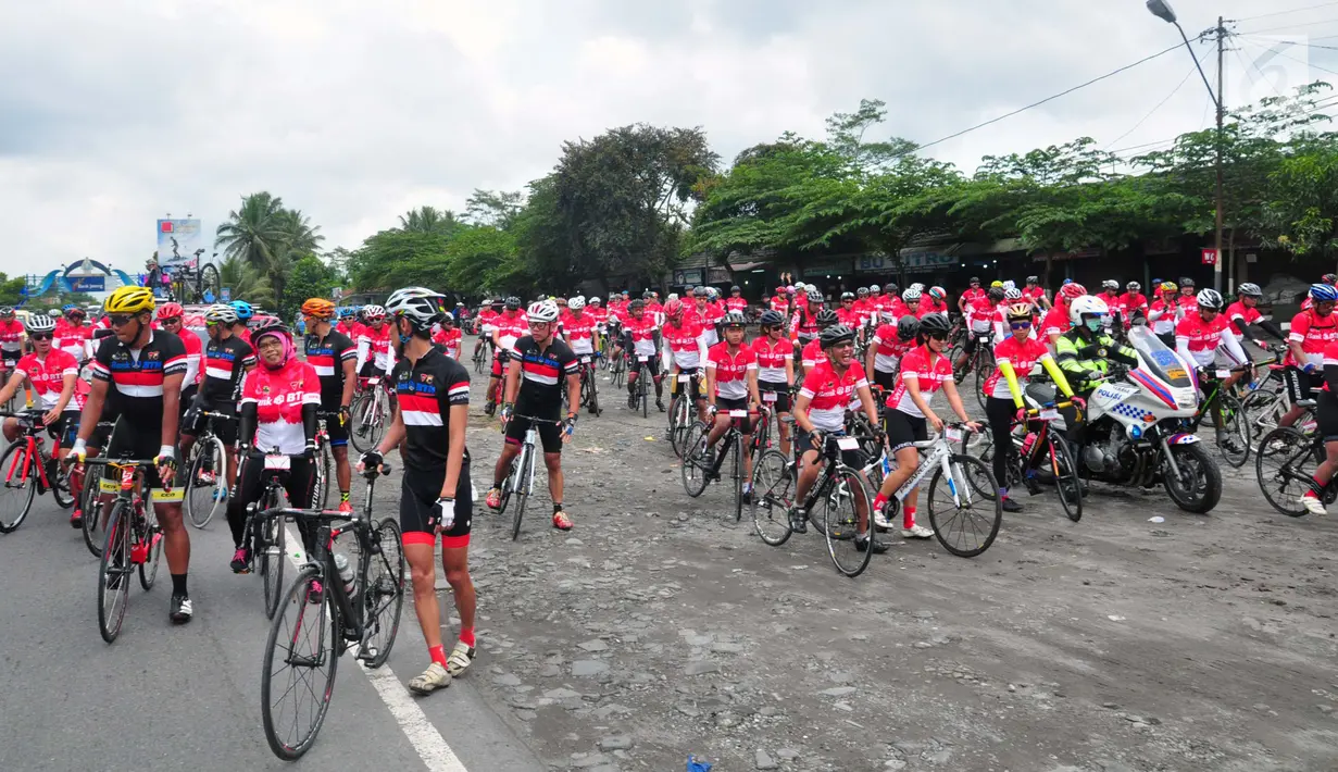 Sejumlah peserta saat mengikuti BTN Tour de Borobudur XVII di Jawa Tengah (12/11). Ajang tahunan yang digelar 11-12 November 2017 ini diikuti enam ribu peserta termasuk Gubernur Jawa Tengah, Ganjar Pranowo. (Liputan6.com/Gholib)