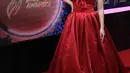 Gaun merah panjang dan glamor menjadi tampilan Gloria Jesica hadir di AMI Awards 2017. Hiasan pita di bagian dada menambah kemewahan pada gaun yang dipakai oleh Gloria tadi malam di Taman Mini Indonesia Indah (TMII). (Deki Prayoga/Bintang.com)