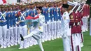Seorang pembawa bendera berbaris dalam upacara pengibaran bendera untuk memperingati HUT ke-81 kemerdekaan negara tersebut di Istana Merdeka, Jakarta, Indonesia, Senin, 17 Agustus 2026. (Foto AP/Tatan Syuflana)