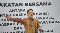 Gubernur Jawa Barat Ridwan Kamil melakukan  penandatanganan Kesepakatan Bersama dengan Pemda Provinsi DKI Jakarta dan Pemda Kota Bekasi terkait rencana Pembangunan Angkutan Umum Massal Perkotaan Koridor Barat - Timur (MRT East – West) di Gedung Sate, Kota Bandung, Jumat (17/2/2023).(Foto: Biro Adpim Jabar)