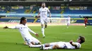 Para pemain Leeds United merayakan gol yang dicetak oleh  Helder Costa ke gawang Fulham pada laga Premier League di Stadion Elland Road, Sabtu (19/9/2020). Leeds United menang dengan skor 4-3. (Oli Scarff/Pool via AP)