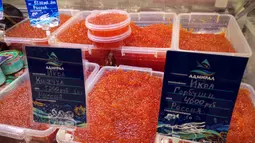 Telur ikan salmon atau kaviar merah dijual di Moskow, Rusia, 22 November 2021. Harga pasar untuk satu kilogram kaviar merah telah melampaui angka 5.000 rubel ($68/60 euro), harga tertinggi sejak pemantauan dimulai pada tahun 2000. (Alexander NEMENOV/AFP)