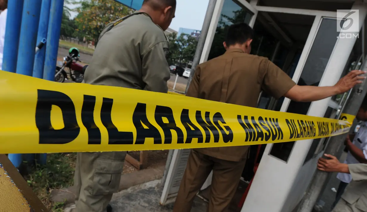 Satuan Polisi Pamong Praja (Satpol PP) Kota Tangerang Selatan menyegel areal parkir liar di kawasan BSD, Rabu (3/10). Penyegelan loket parkir tersebut dilakukan lantaran pihak pengelola parkir tidak memiliki izin. (Merdeka.com/Arie Basuki)