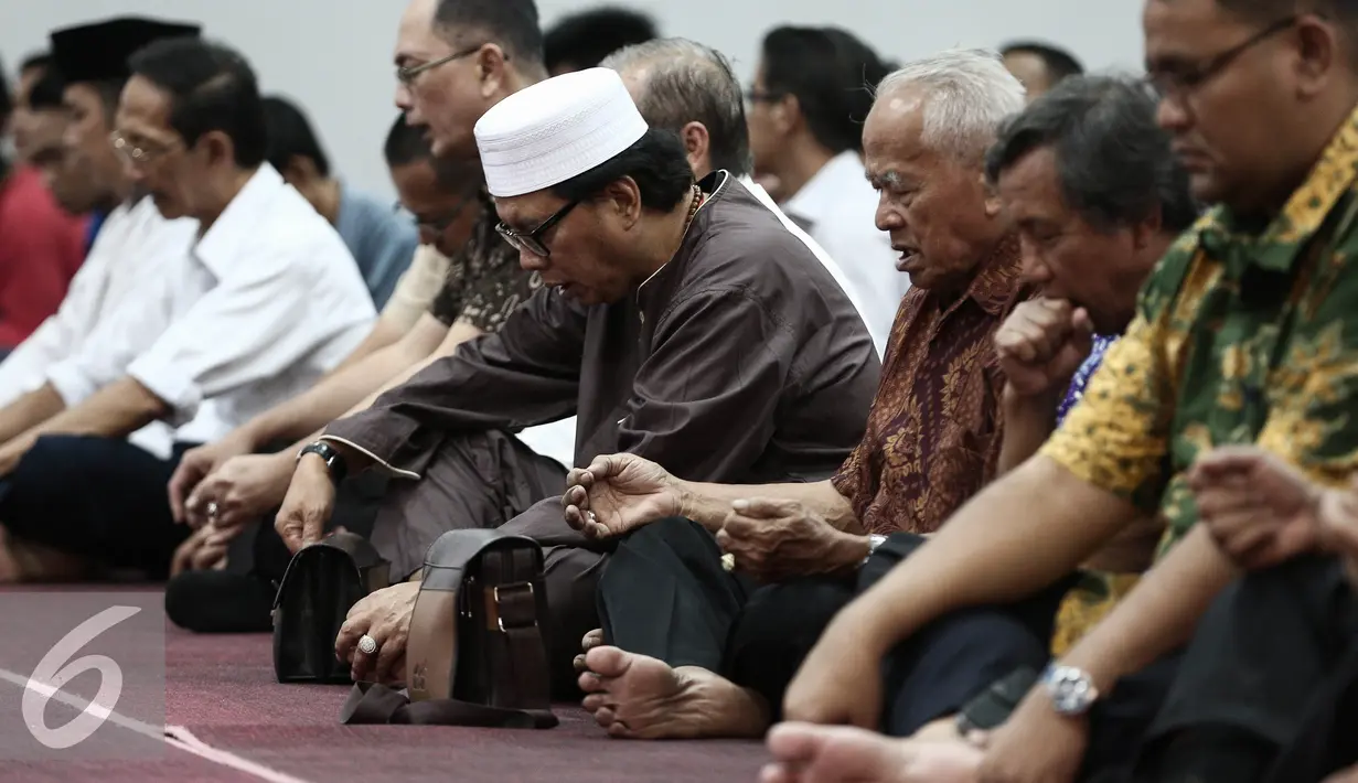 Peserta mengikuti tahlil memperingati Haul Bung Karno ke-46 di Jakarta, Senin (20/6). Dengan Haul tersebut diharapkan Bangsa Indonesia bisa menggali warisan pemikirannya. (Liputan6.com/Faizal Fanani)