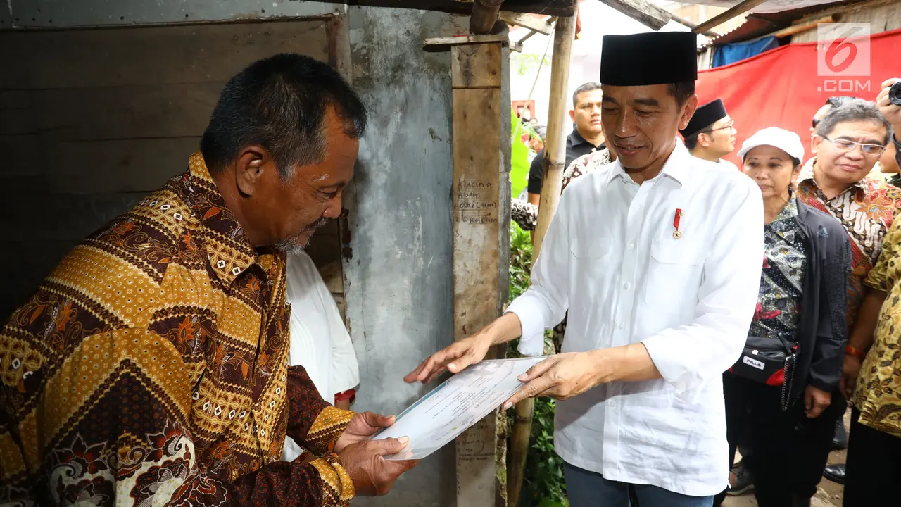 Gaya Jokowi Saat Tinjau Pemasangan Listrik Gratis di Garut
