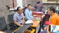 Kasatreskrim Polres Bangkalan AKP Hafid Dian Maulidi saat memeriksa FZ, tersangka kasus penganiayaan kepada ibu kandung.