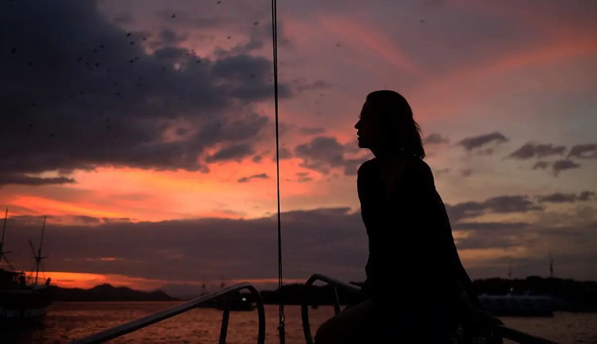 Perempuan berdarah Sulawesi-Belanda ini memang terlihat sangat menyukai sunset yang ada di pantai. Dengan warna jingga menyala, Aliyah begitu menikmati momen sambil menatap senja yang mulai tertutup oleh awan-awan hitam. (Liputan6.com/IG/aliyah.faizah)