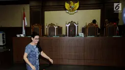 Terdakwa kasus pemberian keterangan palsu di sidang e-KTP, Miryam S Haryani saat menjalani sidang putusan di Pengadilan Tipikor Jakarta, Senin (13/11). Miryam divonis lima tahun penjara dan denda Rp 200 juta. (Liputan6.com/Helmi Fithriansyah)