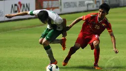 Pemain Timnas Indonesia U-19, Paulo Oktavianus Sitanggang berebut penguasaan bola dengan Chit Hla Aung (Myanmar) di laga persahabatan yang digelar di Stadion GBK Jakarta, (7/5/2014). (Liputan6.com/Helmi Fithriansyah)