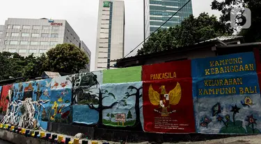 Mural menghiasi Kampung Unggulan, Tanah abang, Jakarta, Selasa (6/12/2022). Pembuatan mural sepanjang 100 meter di kampung unggulan tersebut sudah dilakukan awal november 2022 dan program dari Pemerintah Provinsi DKI Jakarta. (Liputan6.com/Johan Tallo)