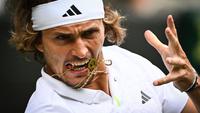 Ekspresi petenis Jerman, Alexander Zverev saat mengembalikan bola ke arah petenis Italia, Matteo Berrettini pada laga hari keenam tunggal putra turnamen Wimbledon yang berlangsung di The All England Tennis Club, London, 8 Juli 2023. (AFP/Sebastien Bozon)
