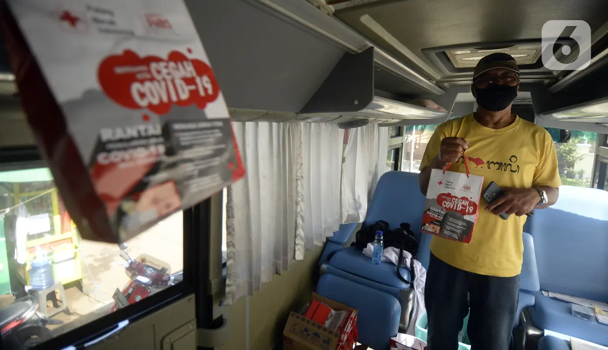 Seorang pria berpose usai mendonorkan darahnya di mobil donor darah keliling Palang Merah Indonesia (PMI), Tangerang Selatan, Banten, Jumat (17/7/2020). PMI mengintensifkan pengoperasian mobil donor darah keliling untuk memenuhi persediaan stok darah saat pandemi COVID-19. (merdeka.com/Dwi Narwoko)