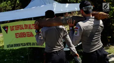 Satuan Brimob Detasemen Gegana Polda Metro Jaya melakukan giat disposal bom militer di tengah laut, Jumat (8/12). Disposal atau disebut pembuangan atau pemusnahan barang bukti  yang berupa granat dan mortir. (Liputan6.com/JohanTallo)