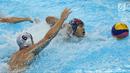 Pemain Polo Air Putra Indonesia, Zaenal Arifin (kanan) menghindari kejaran Alexey Shmider (Kazakhstan) pada perempat final Polo Air Putra Asian Games 2018, Stadion Akuatik GBK Jakarta, Kamis (30/8). Indonesia kalah 20-4. (Liputan6.com/Helmi Fithriansyah)