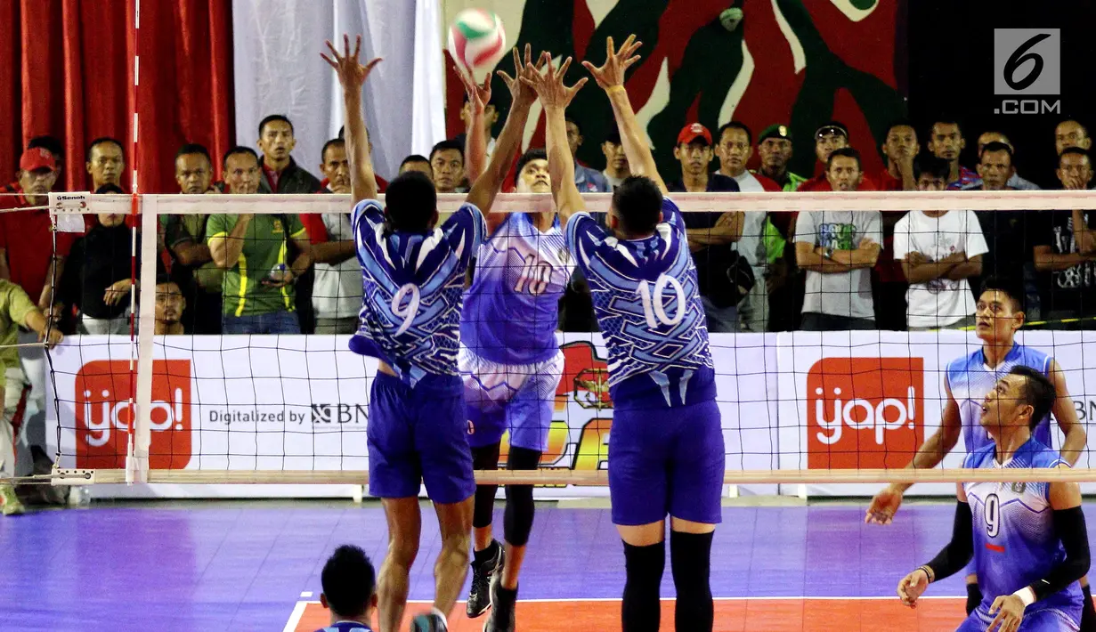 Tim Voli TNI AL saat bertanding melawan tim PBVAD pada final turnamen Danjen Kopassus Open Volleyball Tournament di GOR Nanggala, Jakarta. Minggu (08/4). Tim TNI AL memenangkan set keempat 25-19 atas tim PBVAD.  (Liputan6.com/Johan Tallo)